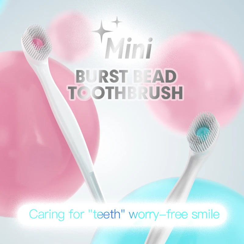 Cepillo de dientes mini de cuentas rosa junto a uno azul, enfatizando el cuidado de los dientes y una sonrisa sin preocupacio