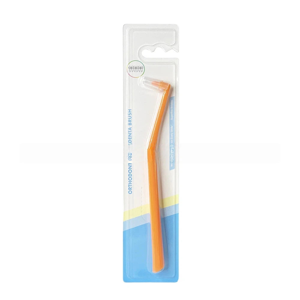 Une brosse interdentaire orthodontique à une seule touffe, orange et blanc, dans un emballage en plastique transparent.
