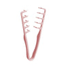 Peine para estilizar el cabello de dientes anchos y curvos de color rosa.