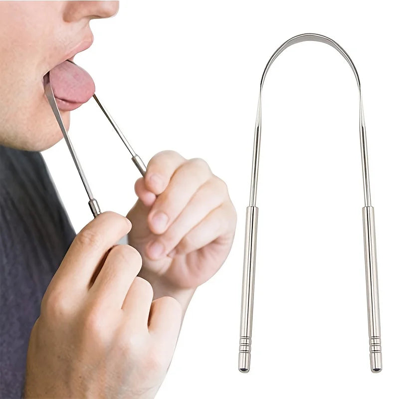 Une personne utilise un gratte-langue en acier inoxydable pour nettoyer sa langue.