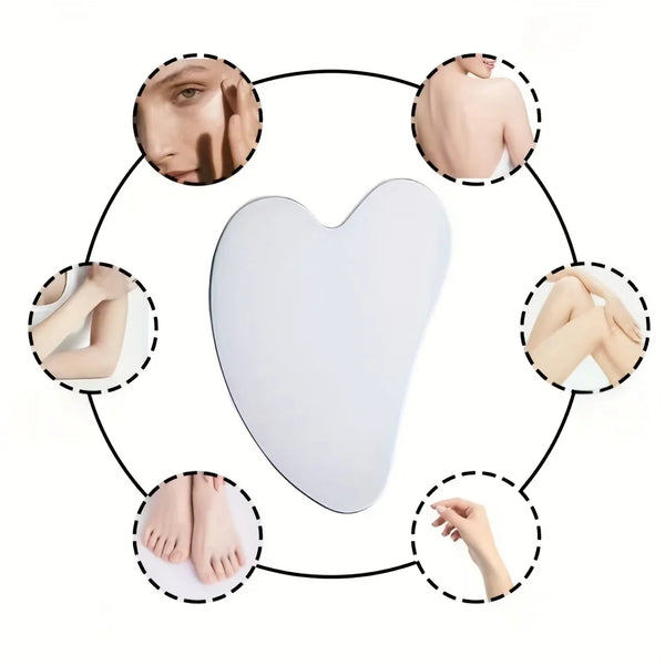 Herramienta gua sha en forma de corazón de acero inoxidable rodeada de imágenes circulares de técnicas de masaje facial y cor
