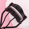 Schwarzer Wimpernzange mit Silikonpad vor rosa Hintergrund.