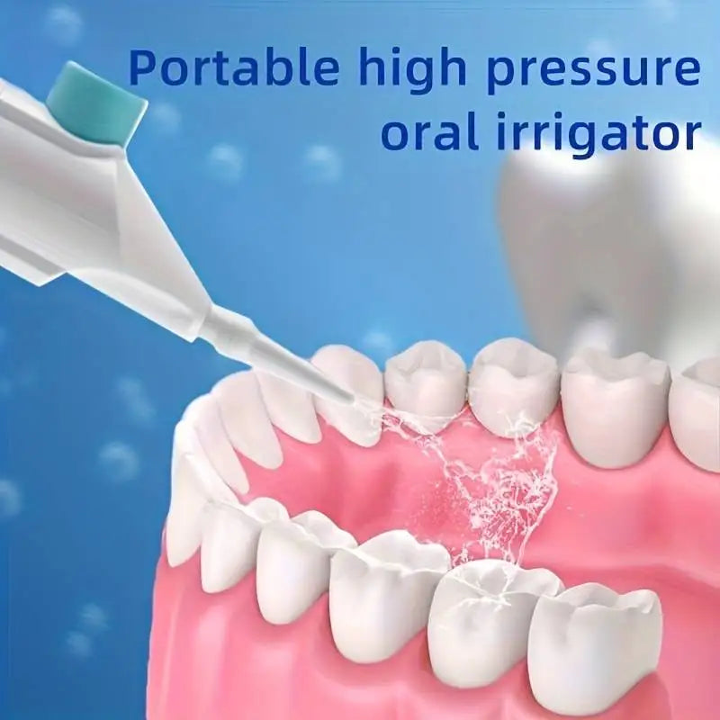 Un irrigateur oral portable à haute pression utilisé sur les dents d'une personne.