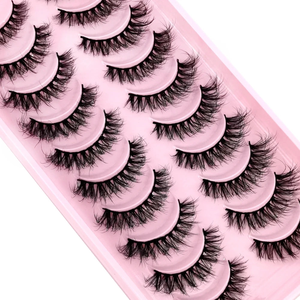 Plateau en plastique rose contenant un ensemble de faux cils de renard noirs.