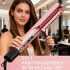 Una mujer sostiene un secador y plancha de pelo rosa 2 en 1 en un ambiente interior luminoso.