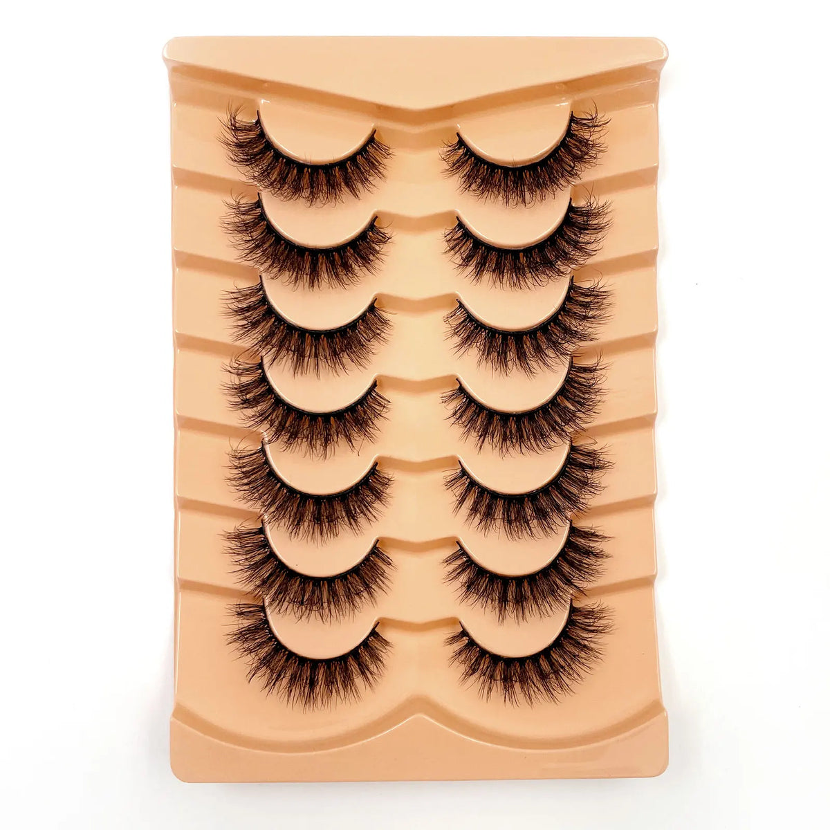 Un plateau d'faux cils en fourrure de mink 3D, variés en style et longueur.