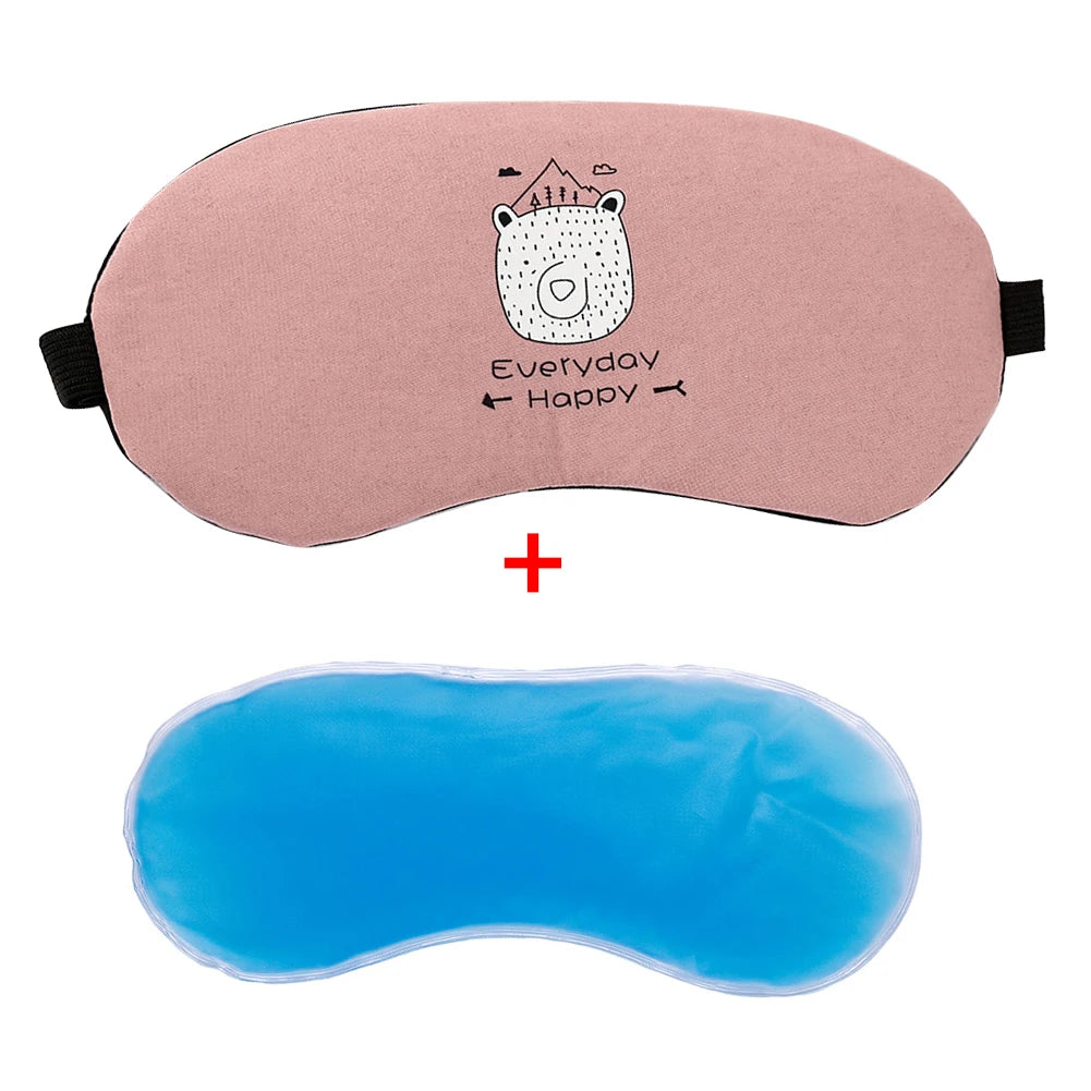 Un masque pour les yeux rose avec un motif d'ours mignon et un pack de glace bleu à côté.