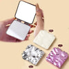 Une collection de miroirs de maquillage carrés pliables beige, violet et argentés avec une main.