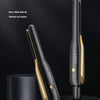 Plancha de pelo negra para hombres con acento dorado, apoyada en un soporte oscuro.
