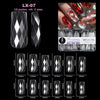 Collection d'extensions de ongles en acrylique de différentes longueurs et formes pour faux ongles.