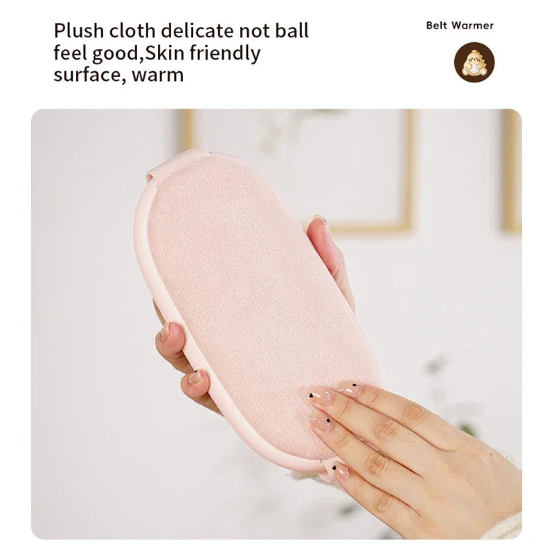 Eine Hand hält einen rosa Plüsch-Gürtelwärmer für Bauchmassage.