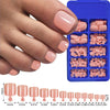 Un set de uñas postizas para el pie en varios tonos de rosa y melocotón, mostrados en una mano y empaquetados en un estuche a