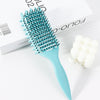 Peigne pour cheveux bouclés bleu clair professionnel avec dents sur fond blanc.