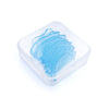 Un récipient en silicone transparent contient des tampons de recourbe-cils en silicone bleu.