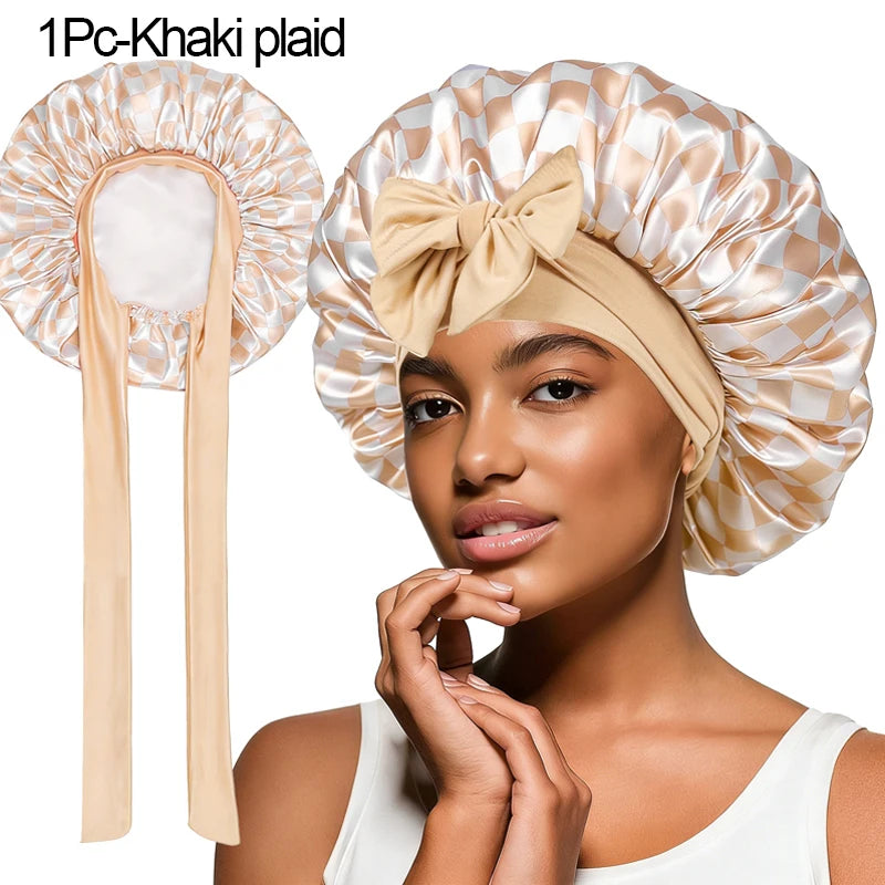 Une femme porte un bonnet de nuit en satin beige à la dentelle à lacer avec un nœud, présenté à côté du produit.
