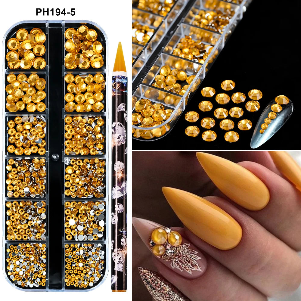 Un ensemble de strass en résine 3D or et argent pour les ongles avec des outils, exposé dans une boîte transparente à côté d'