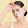 Una mujer se está aplicando una mascarilla de venda levantadora en forma de V rosa en su rostro.