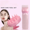 Peigne applicateur de teinture capillaire en silicone rose à côté d'une main de femme, démontrant un kit d'entretien capillai