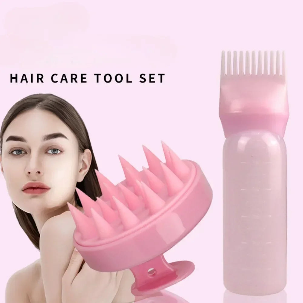 Peigne applicateur de teinture capillaire en silicone rose à côté d'une main de femme, démontrant un kit d'entretien capillai