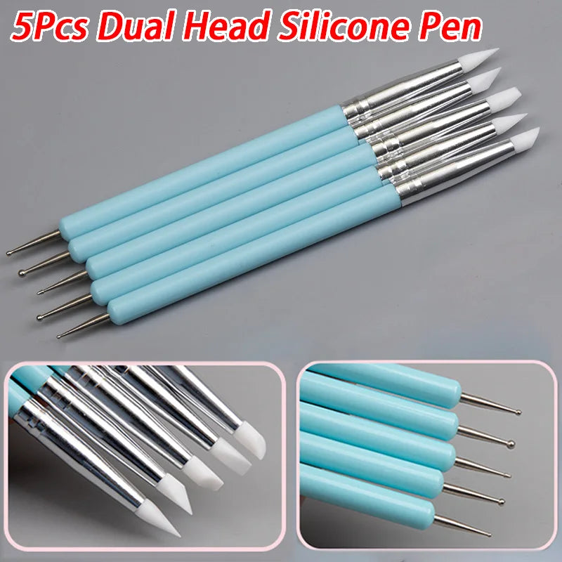 Un set de cinq stylos en silicone à double tête, corps bleu clair et embouts argentés, disposés en diagonale.