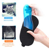 Une main tient un masque de glace bleue contre un tissu noir, utilisé pour un compresse froide afin de réduire les gonflement
