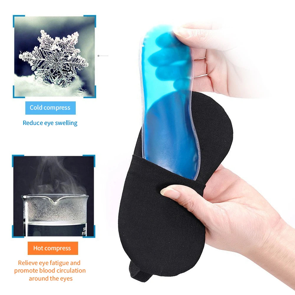 Une main tient un masque de glace bleue contre un tissu noir, utilisé pour un compresse froide afin de réduire les gonflement