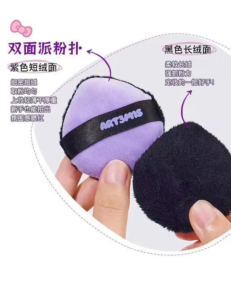 Une main tient un applicateur cosmétique à flockage violet et noir, montrant sa texture et son utilisation.