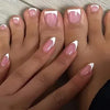 Primer plano de una mano mostrando un prensa francesa cuadrada en las uñas con diseños rosados pálidos y blancos.