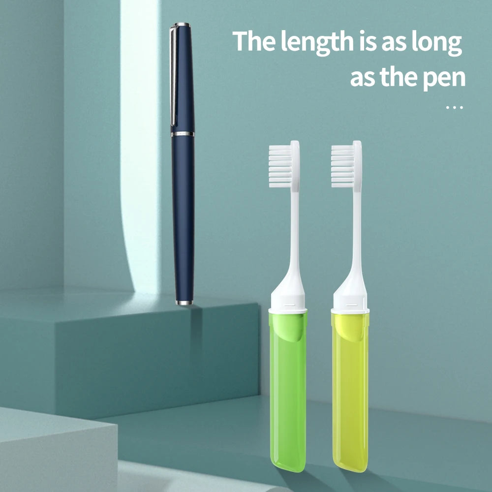 Un set de mini brosses à dents pliables vert lime et jaune, à côté d'un stylo bleu.