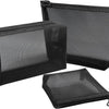 Un ensemble de trois sacs cosmétiques noirs en maille pour le voyage, montrés sous différents angles.