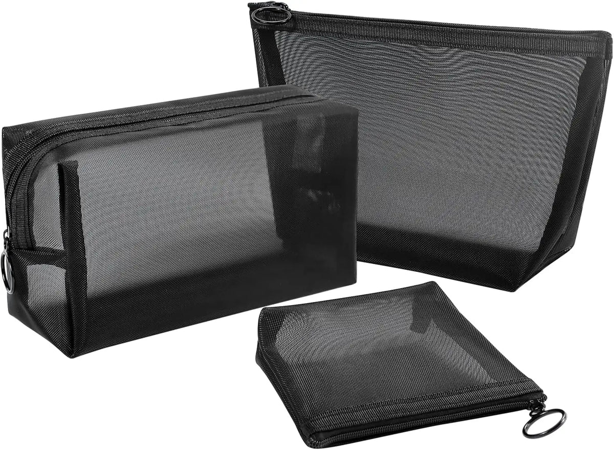 Un ensemble de trois sacs cosmétiques noirs en maille pour le voyage, montrés sous différents angles.