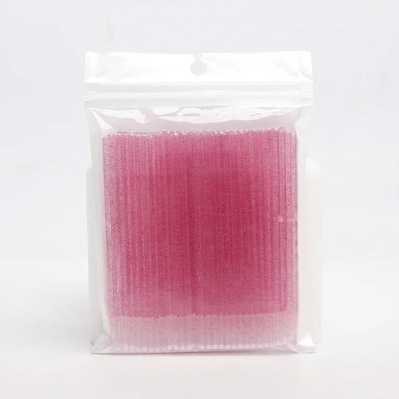 Sacs en plastique transparent contenant des pinceaux micro-applicateurs en cristal rose pour extensions et détails