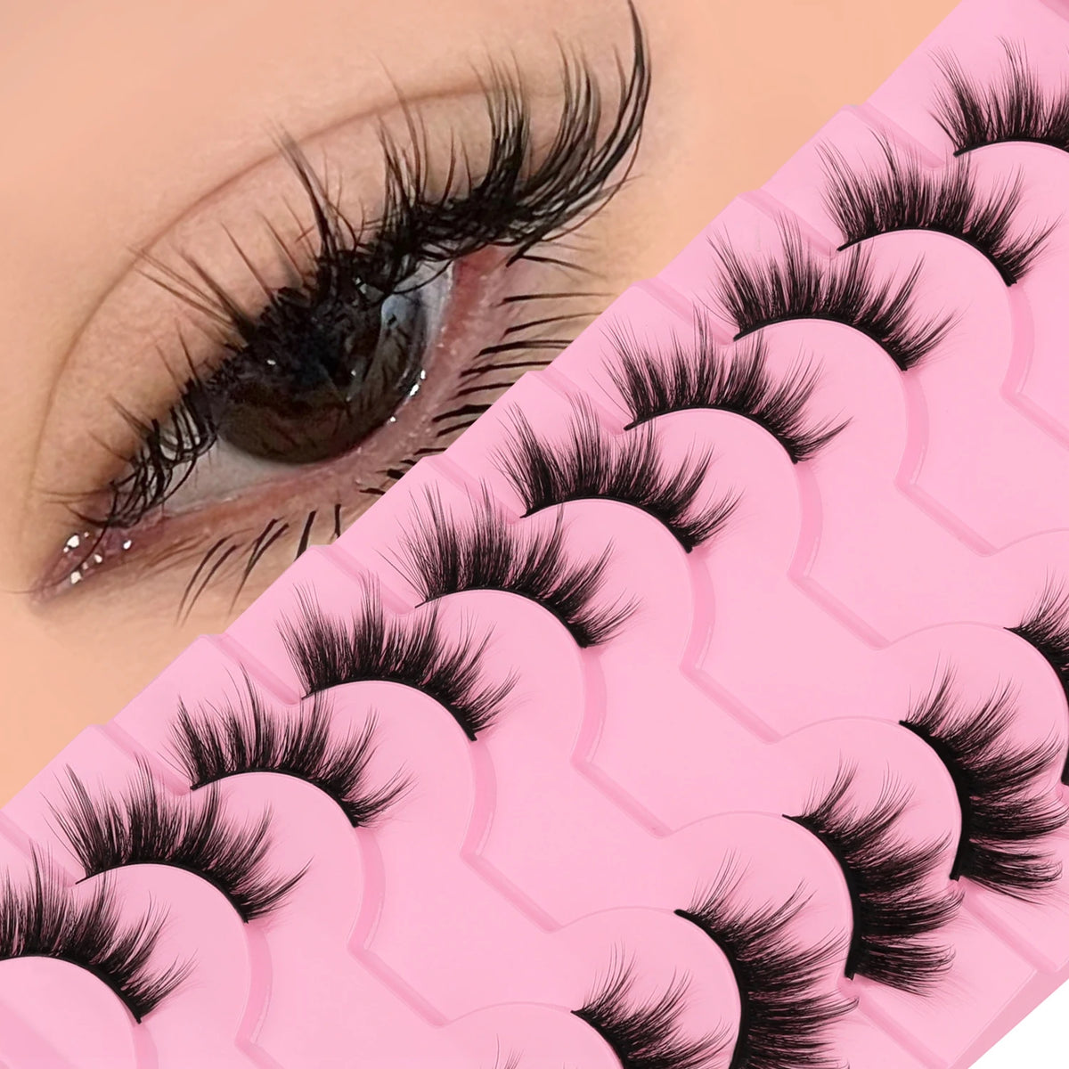 Gros plan sur l'œil d'une personne montrant des extensions de cils naturels et fins appliquées à la ligne des cils.