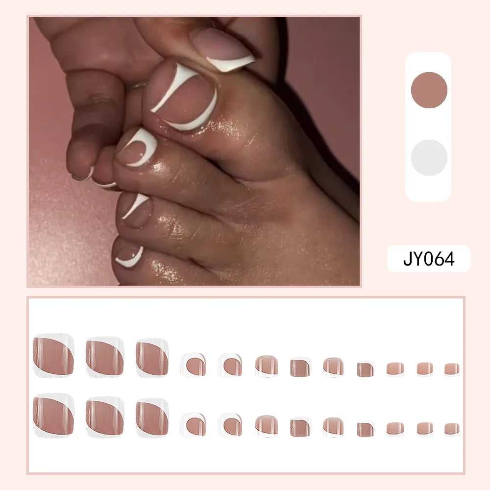 Eine Hand zeigt eine Maniküre mit weißen French-Tips und eine Palette an Nagellackfarben.