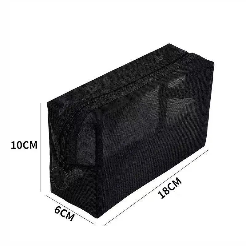 Sac cosmétique en filet noir, dimensions 10x18cm, profondeur 6cm.