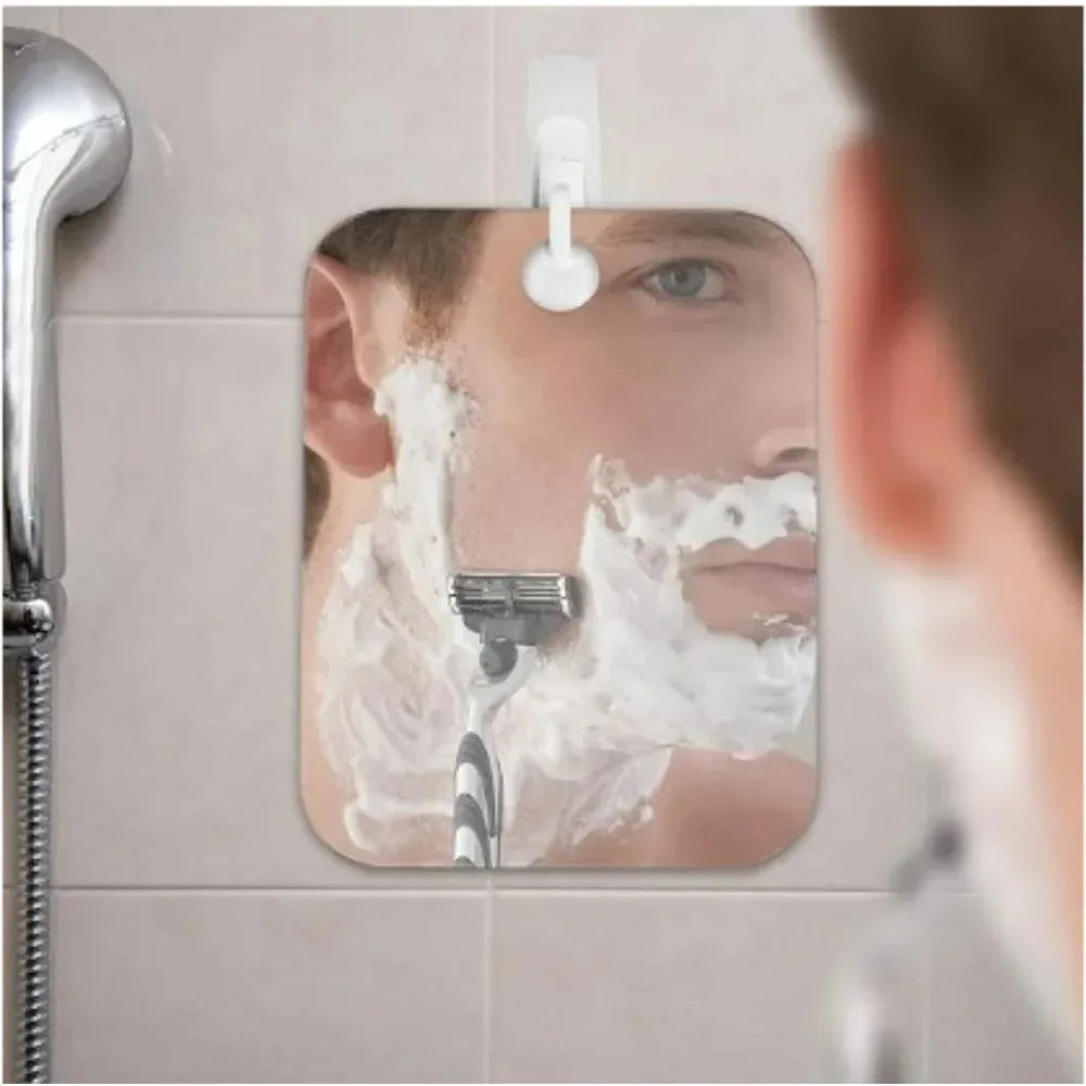 Miroir de vanité en acrylique sans buée accroché au mur, montrant un gros plan d'un visage lavé avec de la mousse