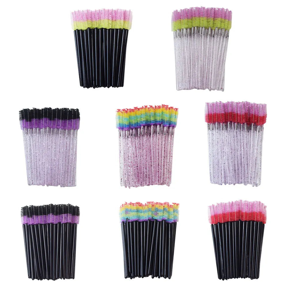 Un ensemble de pinceaux à cils jetables multicolores dans différentes nuances de violet, rose et vert.