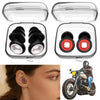 Unos tapones para los oídos de plata junto a una motocicleta.