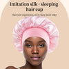 Un mannequin portant un bonnet de nuit en soie imitation rose.