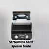 لقطة مقربة لشفرة DKBAG Fade الخاصة بمهد حلاقة كهربائي دقيق SC/Gamma.