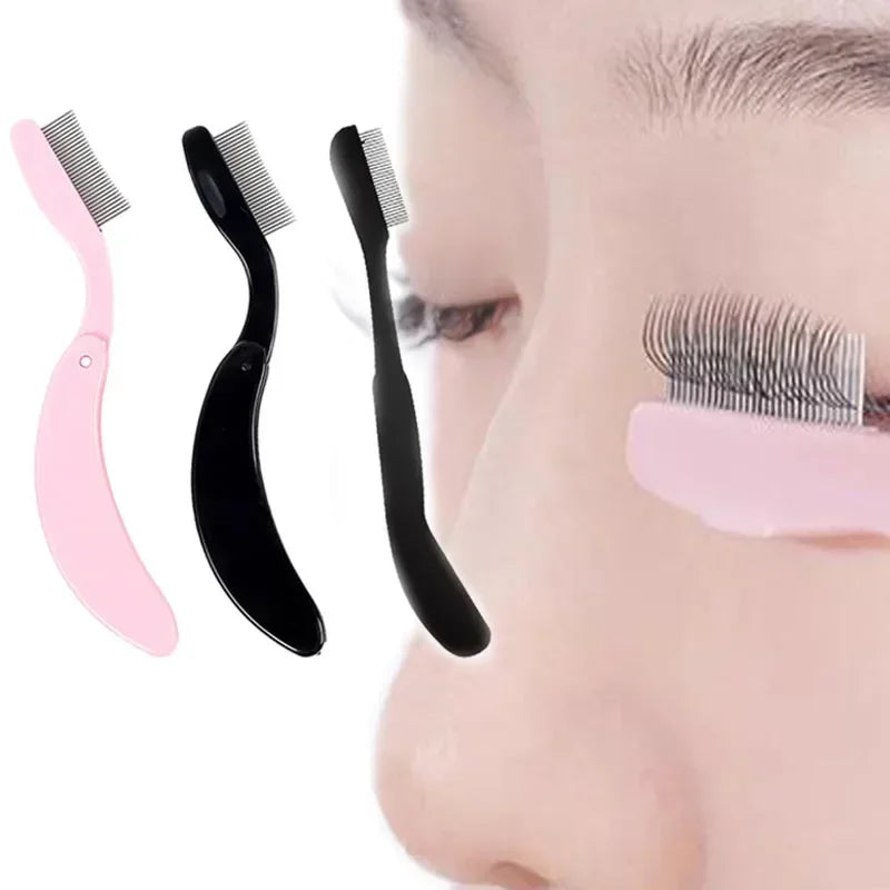 Un set de trois peignes pliables en acier inoxydable rose et noir pour le maquillage des cils et des sourcils.