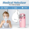 Dispositivo nebulizador médico ultrasónico portátil rosa junto a un niño usando la máscara de niebla.