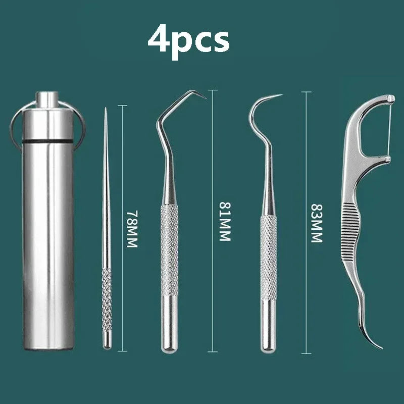 Un set de quatre cure-dents et outils de détartrage en acier inoxydable sur fond vert foncé.