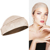 Band de perruque en velours beige à motif capitonné, portée par un mannequin.