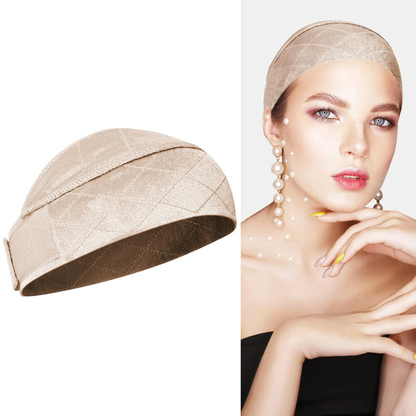 Beige Samt-Perücke-Griffband mit gepudertem Muster, gezeigt neben einem Model, das es trägt.