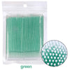 Un paquet de brosses pour nettoyer et appliquer des cils, verts, avec un gros plan sur les poils