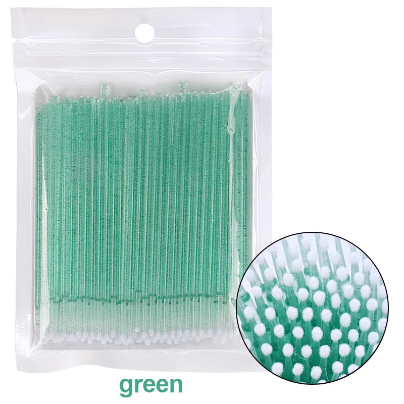 Un paquet de brosses pour nettoyer et appliquer des cils, verts, avec un gros plan sur les poils
