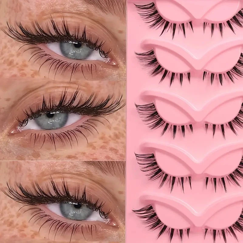 Un ensemble de faux cils D-roll roses présentés sur un plateau rose.
