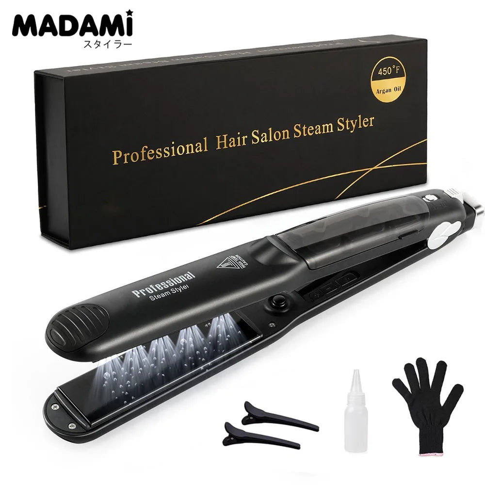 Un fer à vapeur professionnel pour cheveux noir et ses accessoires sur fond blanc.