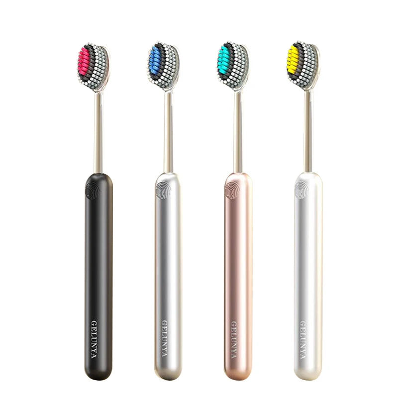Un set de deux brosses à dents professionnelles à poils doubles dans diverses couleurs, y compris noir, argent et rose gold.